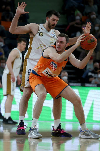 他不仅凭借 他不仅凭借